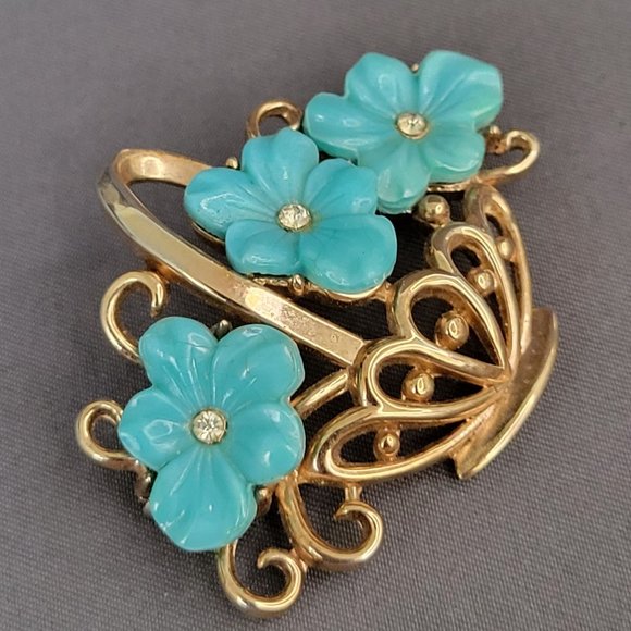 Crown Trifari Gold Tone Molded Glass Flower Brooch and Earrings Set A Philippe - Picture 4 of 13